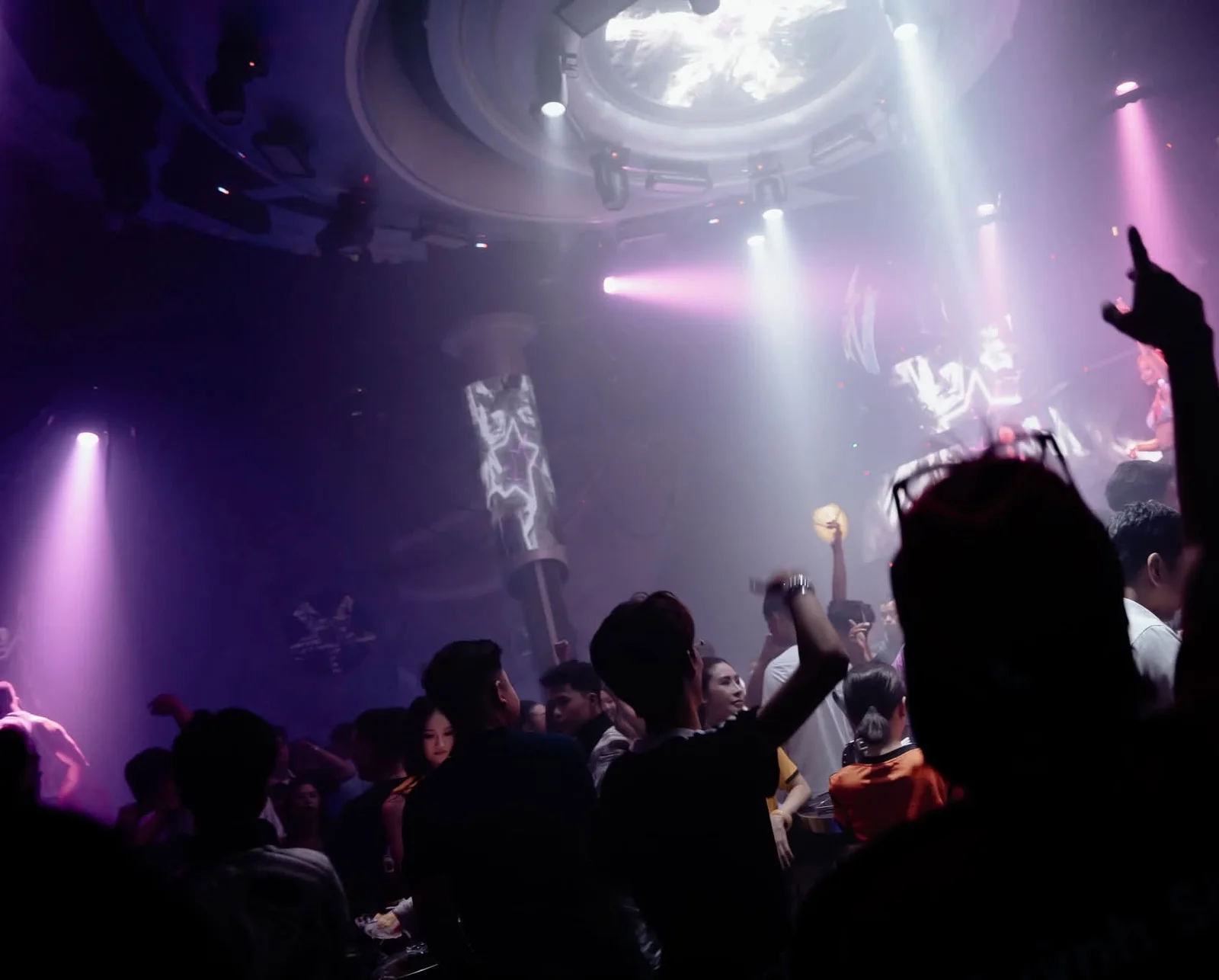 Tia đèn tím và cột LED hình trụ trên sàn KISHO Club Nha Trang